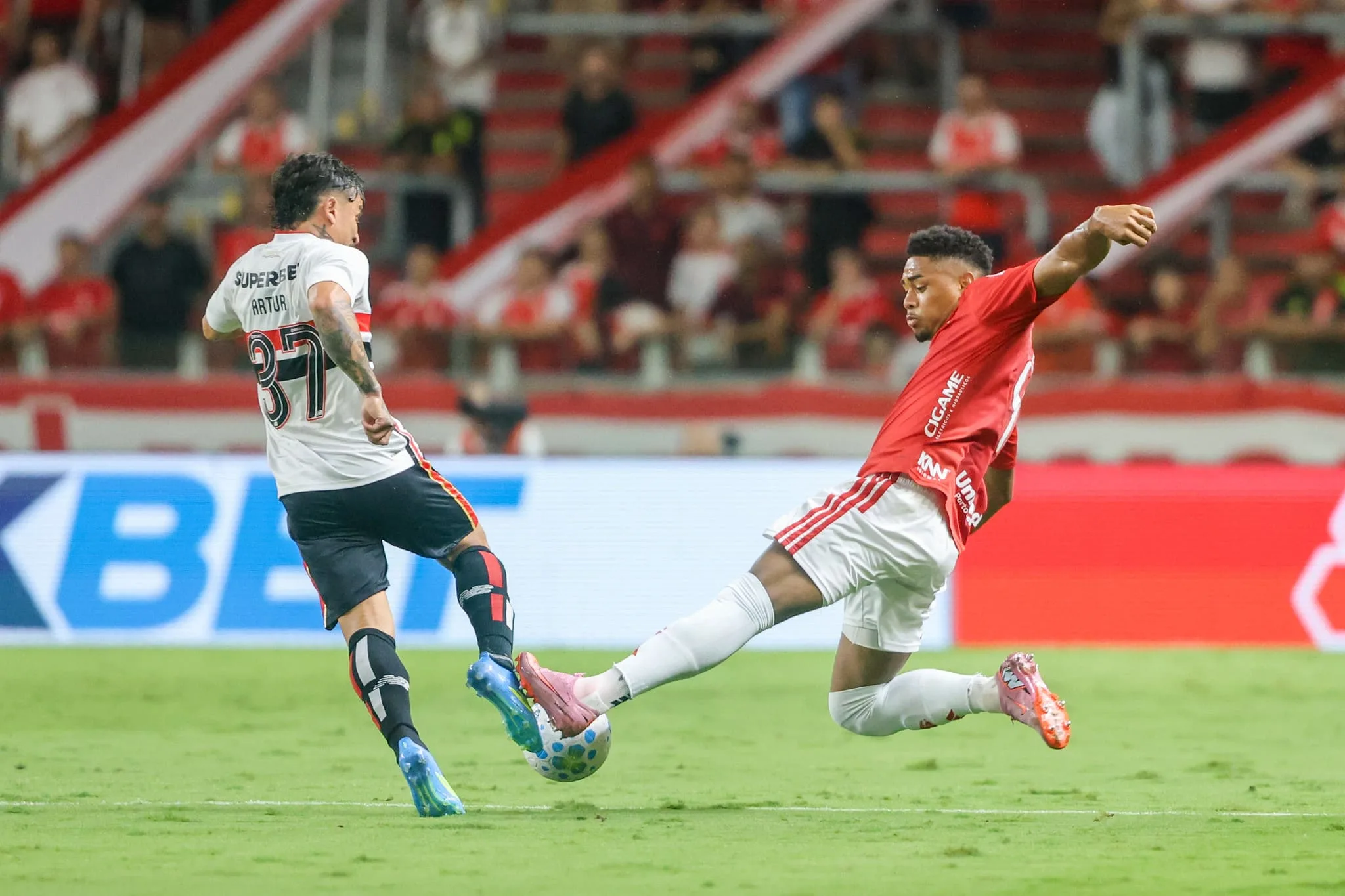 Victor Gabriel em ação pelo Inter contra o São Paulo