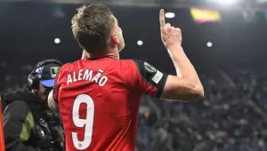 Alemão ex-atacante do Inter