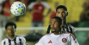 Alerrandro em ação pelo Inter contra o Athletic na Copa do Brasil