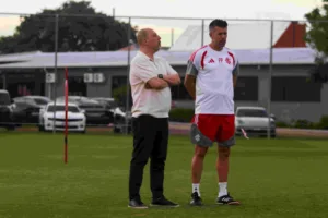 Alessandro Barcellos e Paulo Pezzolano no CT do Inter