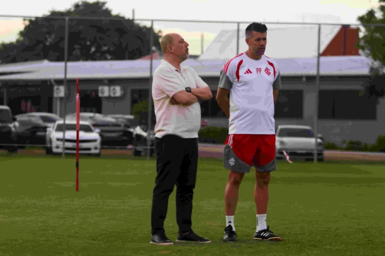 Alessandro Barcellos e Paulo Pezzolano no CT do Inter