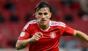 Bernabei em ação com a camisa do Inter