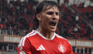 Alexandro Bernabei comemora gol pelo Inter