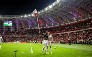 Carbonero comemora gol pelo Inter no Beira-Rio
