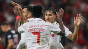 Carbonero e Bernabei comemoram gol pelo Inter