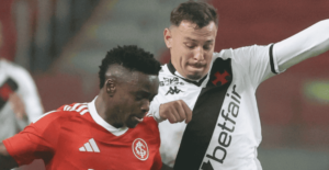 Atacante do Inter Carbonero disputa lance contra jogador do Vasco