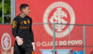 Emerson Júnior em treino no Inter
