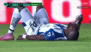 Enner Valencia com dores no gramado