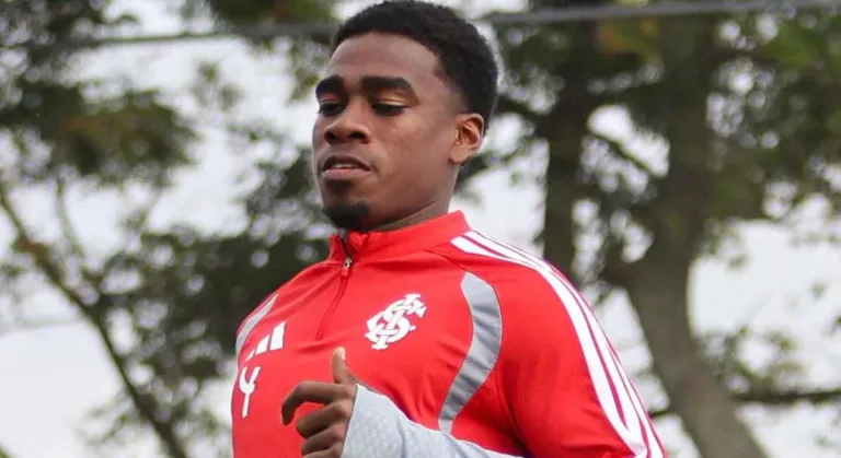 Félix Torres em treino do Internacional
