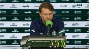 Técnico do Coritiba Fernando Seabra