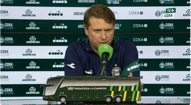 Técnico do Coritiba Fernando Seabra