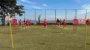 Grupo de jogadores do Inter faz treino no CT Parque Gigante