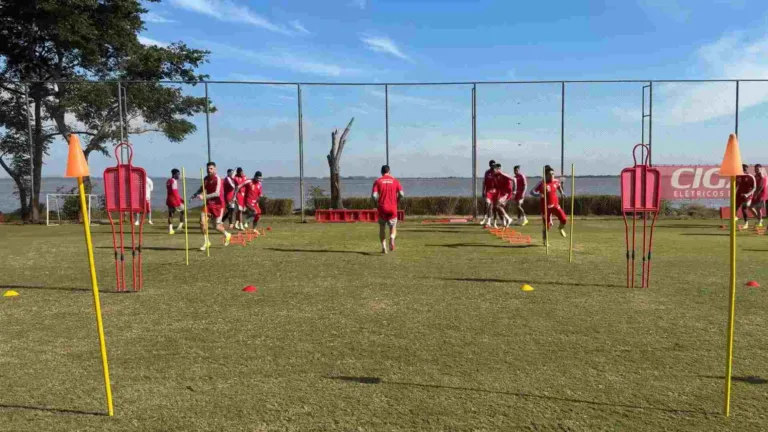 Grupo de jogadores do Inter faz treino no CT Parque Gigante