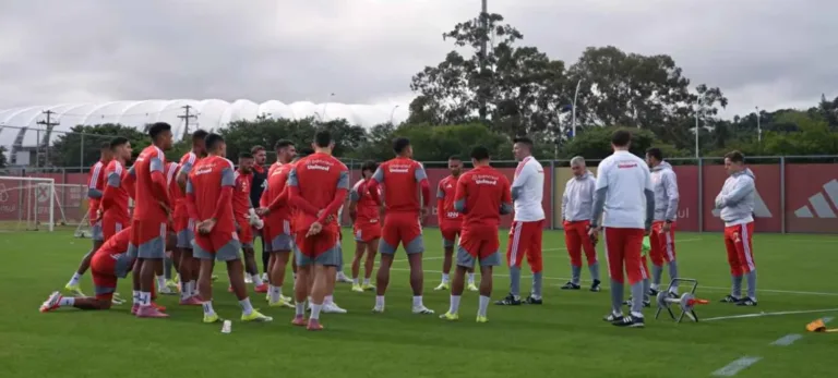 Grupo profissional do Inter de jogadores no CT Parque Gigante (Foto: Reprodução/TV Inter)