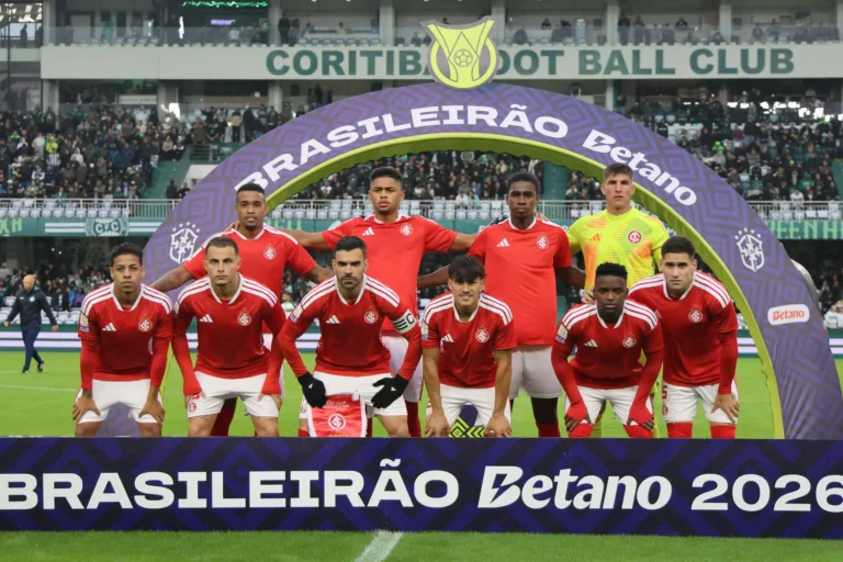 Grupo de jogadores do Inter no Couto Pereira contra o Coritiba