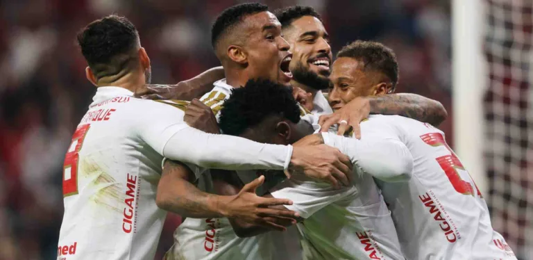 Grupo de jogadores do Inter comemoram gol sobre o Vasco
