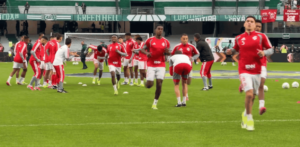 Grupo de jogadores do Internacional no Couto Pereira contra o Coritiba