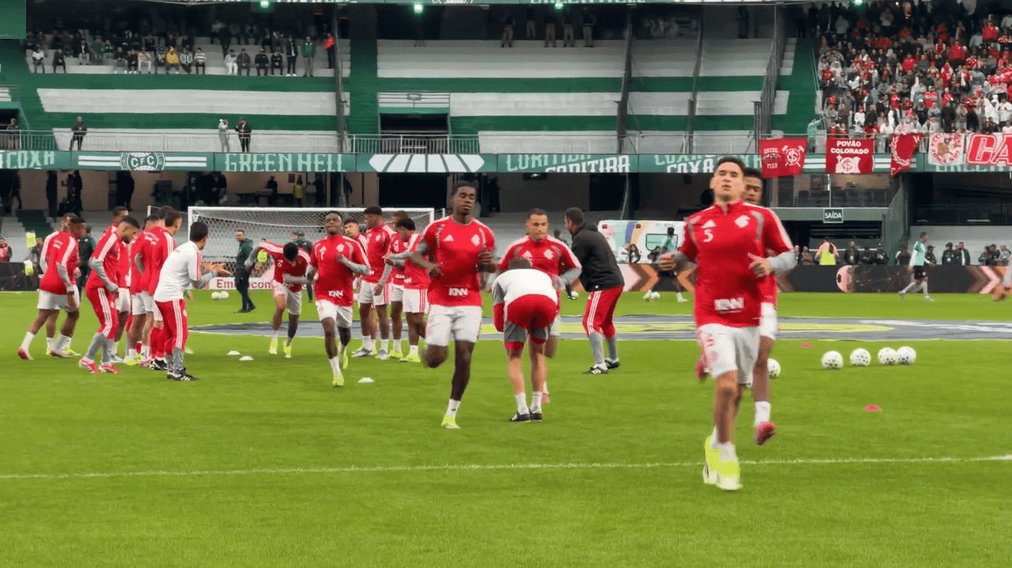 Grupo de jogadores do Internacional no Couto Pereira contra o Coritiba