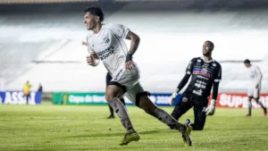 Centroavante Lucca comemora gol pelo Ceará