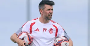 Técnico Paulo Pezzolano em treino no Internacional