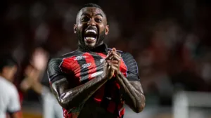 Ramon comemora gol pelo Vitória
