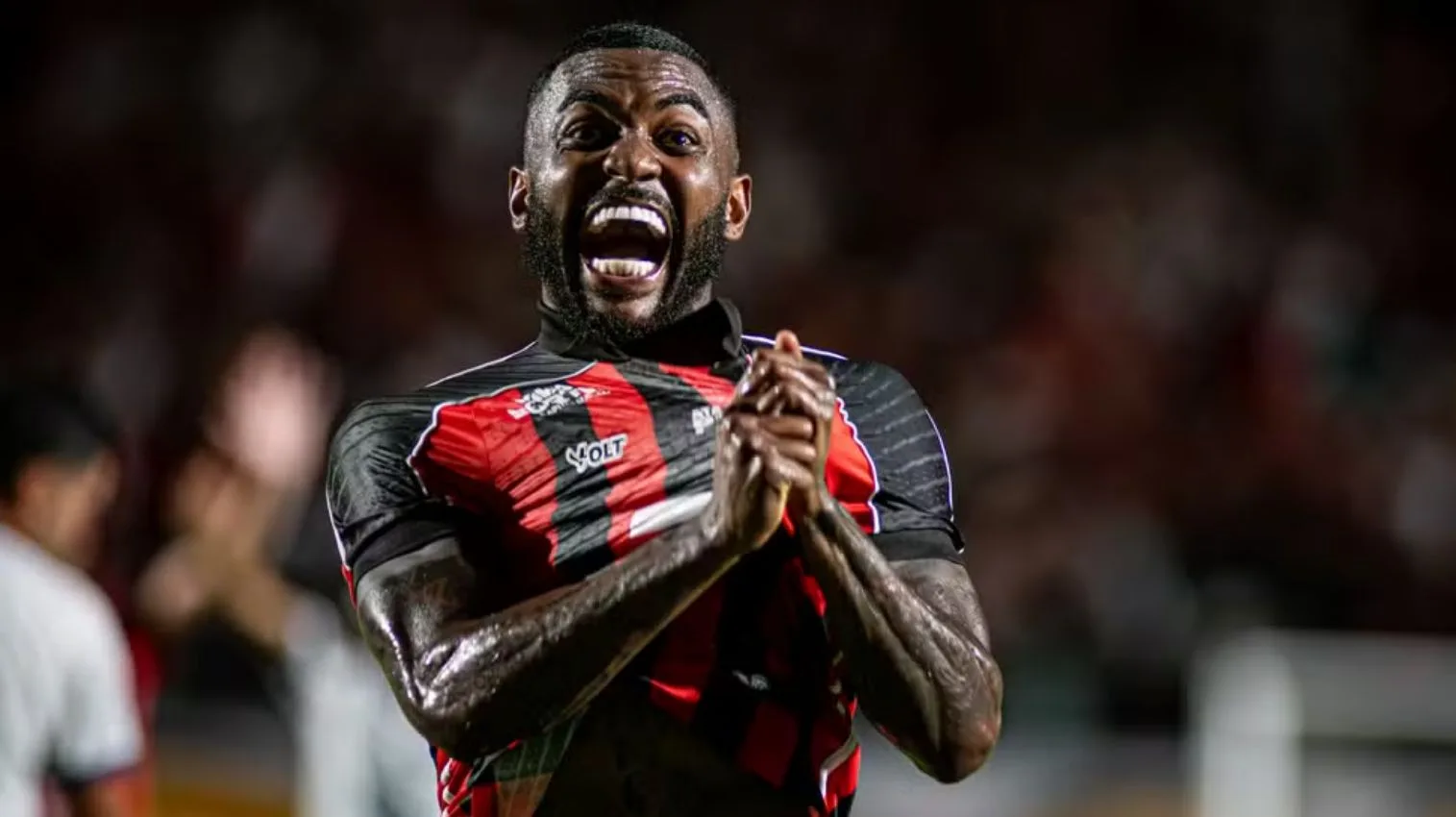 Ramon comemora gol pelo Vitória