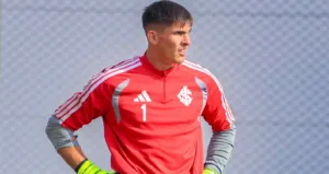 Goleiro Sergio Rochet em treino no Inter
