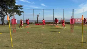 Grupo de atletas em treino no Inter