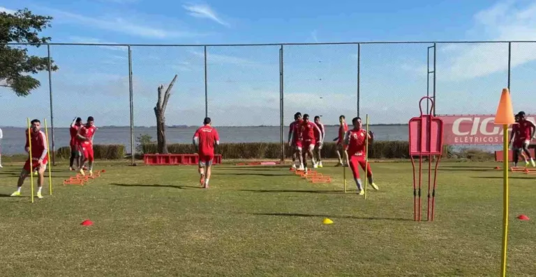 Atletas em treino no Inter