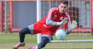Goleiro Anthoni em treino no Inter