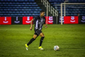 Gustavo Prado, do Inter, em ação pelo Ceará