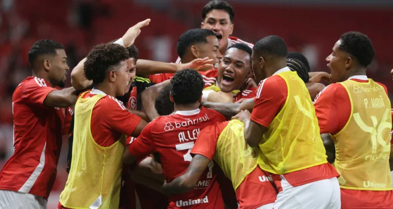 Jogadores do Inter comemoram gol