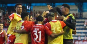 Jogadores do Internacional comemoram gol contra o Monsoon