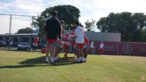 Grupo do Inter em atividade no CT Parque Gigante
