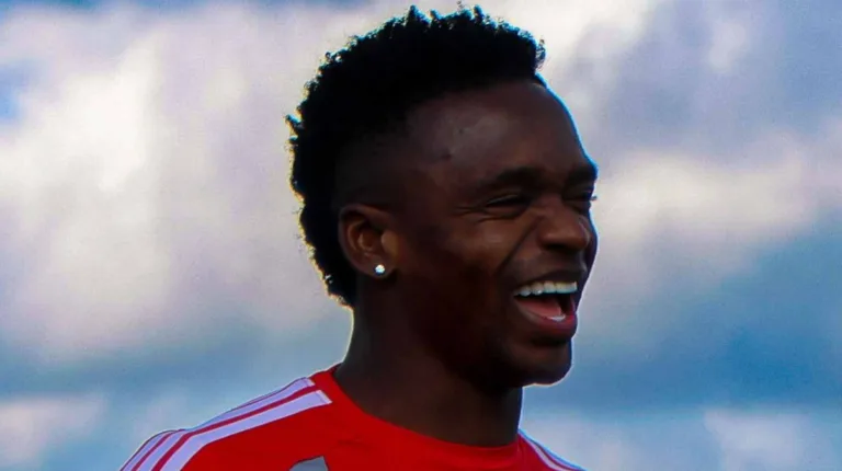 Carbonero sorridente em treino do Inter