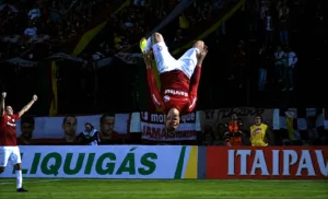 Maurides comemora gol pelo Inter, mas sofre lesão