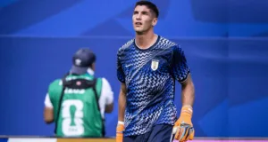 Goleiro do Inter Sergio Rochet em aquecimento no Uruguai