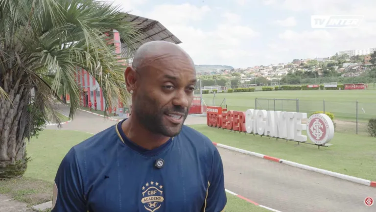 Vagner Love na estrutura do Inter