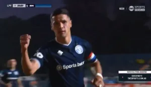 Alvo do Inter, Álex Arce comemora gol