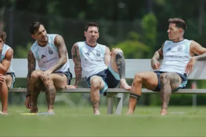 Messi, Paredes e Enzo (Foto: seleção da Argentina)
