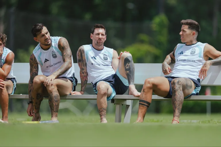 Messi, Paredes e Enzo (Foto: seleção da Argentina)