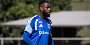 Gerson em treino no Cruzeiro vai enfrentar o Inter