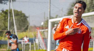 João Bezerra comemora gol pelo Inter