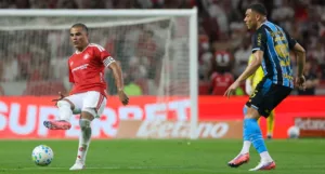 Gabriel Mercado sob olhar de Carlos Vinicius no Gre-Nal