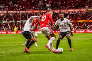 Alan Patrick em duelo contra o Atlético Mineiro no Beira-Rio