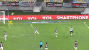 Alvo do Inter, Álex Arce em ação contra o Fluminense