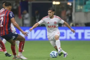 Bernabei contra Gilberto em Bahia x Inter