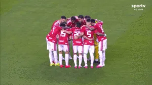Grupo de jogadores do Inter reunidos antes do jogo