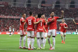 Grupo de jogadores do Inter comemoram gol no Beira-Rio