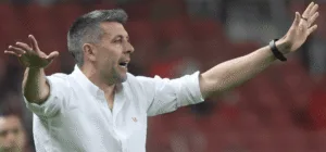 Treinador Paulo Pezzolano